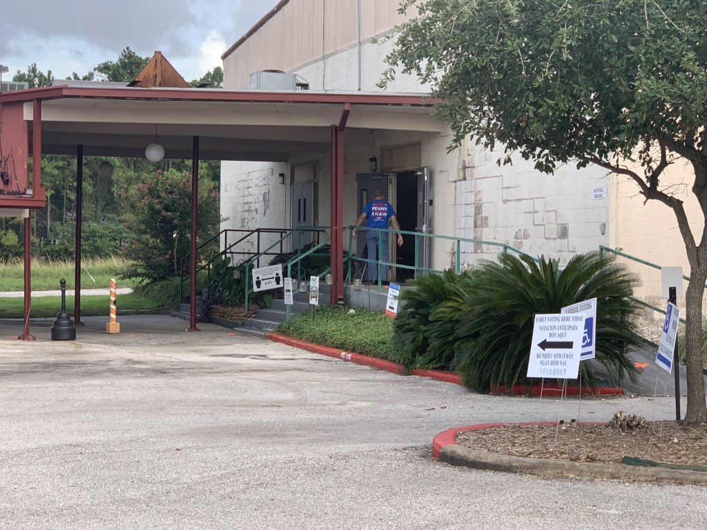 MarcCommentary's tweet image. When you see your opponent’s campaign worker violate election distance marker and try to walk into voting location in the Heights @HarrisVotes #ElectionCode #electionsmatter