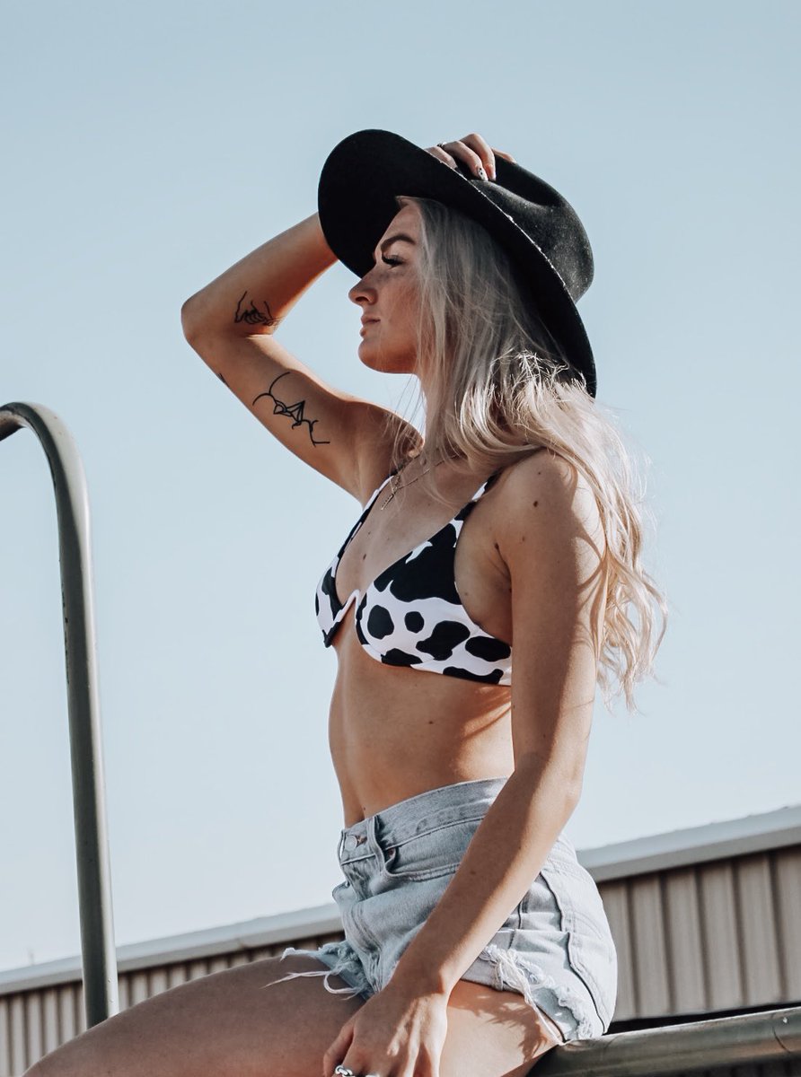 baileykaycrouse's tweet photo. here are some pics i took earlier, also the earrings are made by me and my roommate so if you would like a pair hmu https://t.co/0k90nV2gJU
