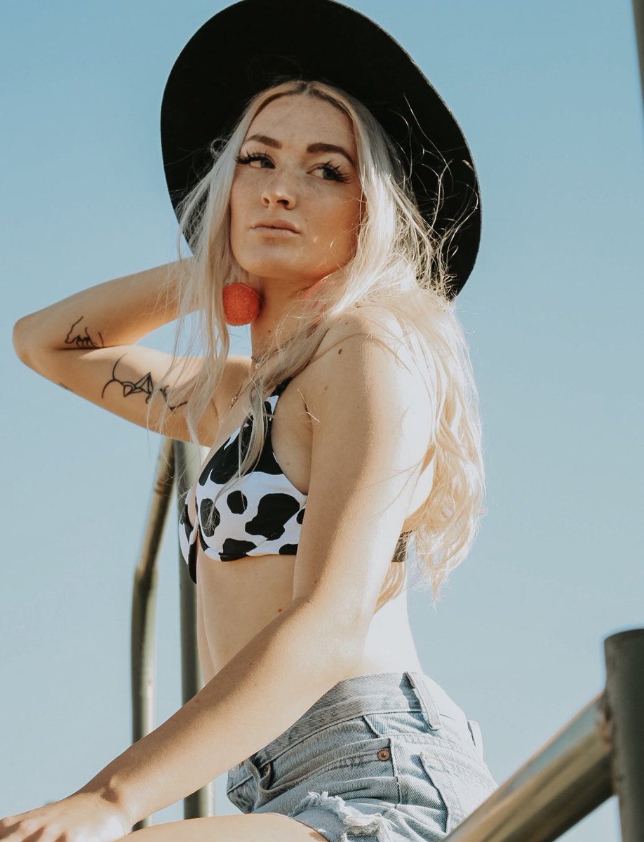 baileykaycrouse's tweet photo. here are some pics i took earlier, also the earrings are made by me and my roommate so if you would like a pair hmu https://t.co/0k90nV2gJU