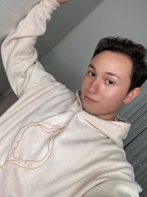 Hello, yes, I’m still alive & draining men’s wallets.

How’s your Monday? ? https://t.co/zFqfHS8eOv