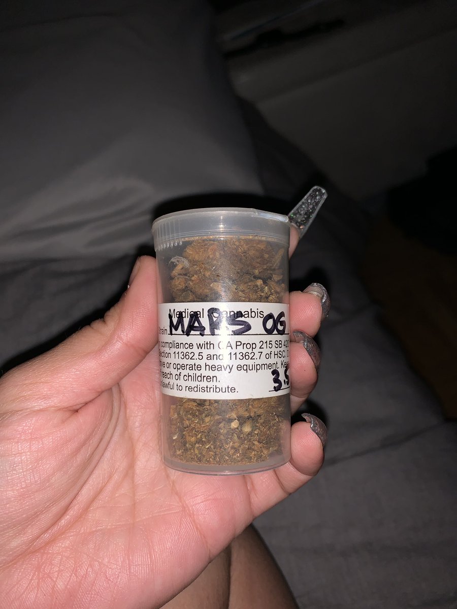 jaymeowbaby's tweet photo. So I asked my dad if he had any extra flower that he could give me because I ran out and I’m not ordering from the shop until tomorrow and when I tell you guys I’m fucking cracking up look at what he gave me 😂😩 #marsOG #SENDHELP https://t.co/orYsCncHXr