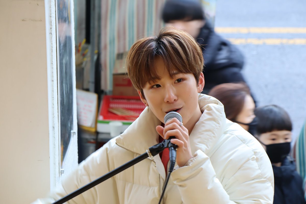 w24ever__'s tweet photo. 200118 Busking 
#w24 #aaron https://t.co/ZKrO7D7MdV