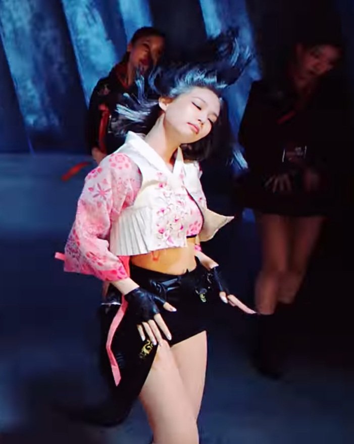 Jennie being in a shampoo commercial