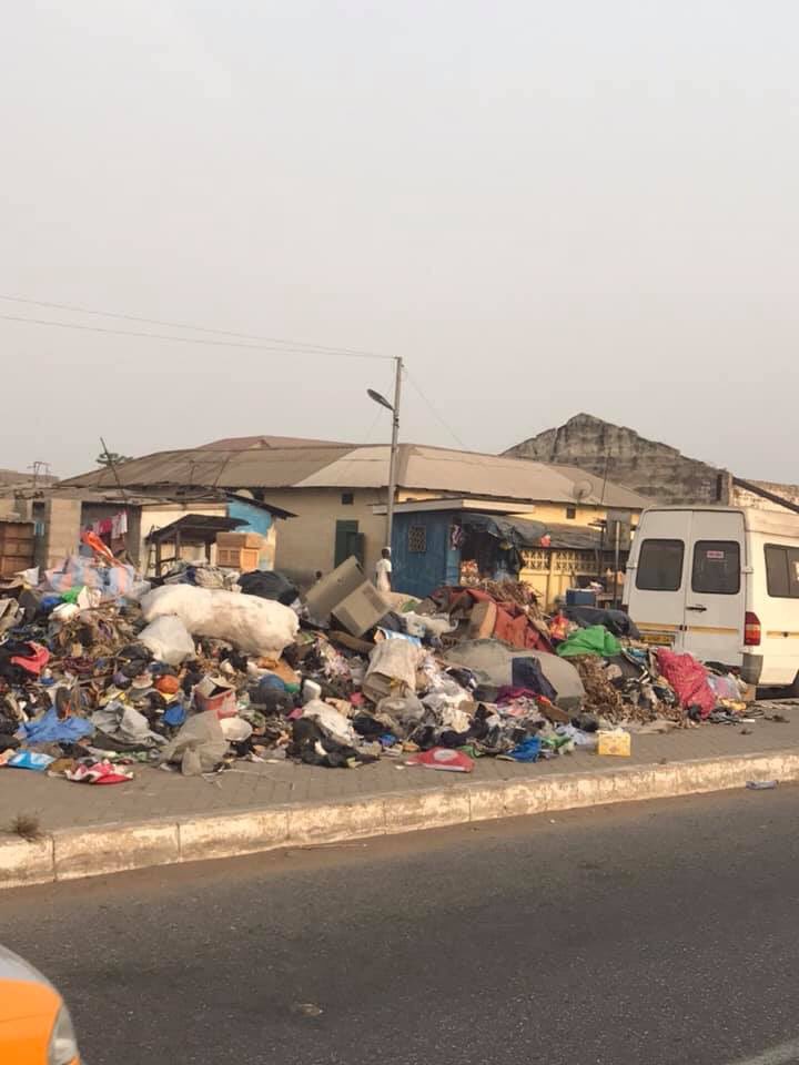 Chief919267's tweet image. This is the breeding ground for mosquitoes. Malaria kills faster the COVID19. #CleanAccraProject