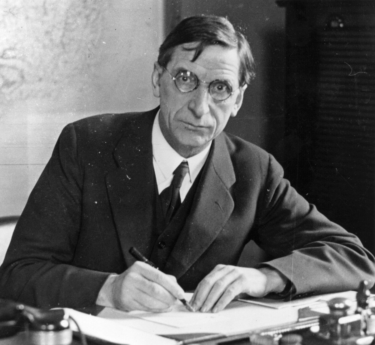 #OnThisDay 1932 Éamon de Valera announces Ireland will stop land annuities owed to Britain from the various Land Acts, thus starting the Economic War. The war ended in 1938 with the return of the three Treaty Ports which ensured Irish 'neutrality' in WW2.
#Ireland #History