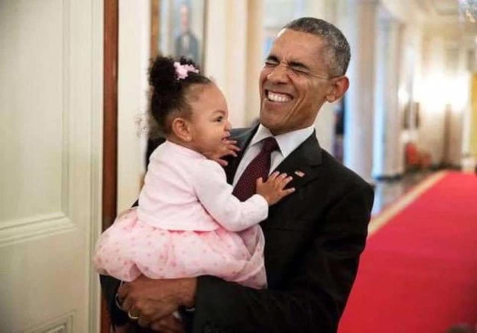 AuthorJoeNBrown's tweet photo. I think I miss our #President engaging with the kids the most. #ObamaAndKids 👶🏻#ObamaLove 💞#ObamaPlusKids 👧🏽 https://t.co/oDRUpk7YY4
