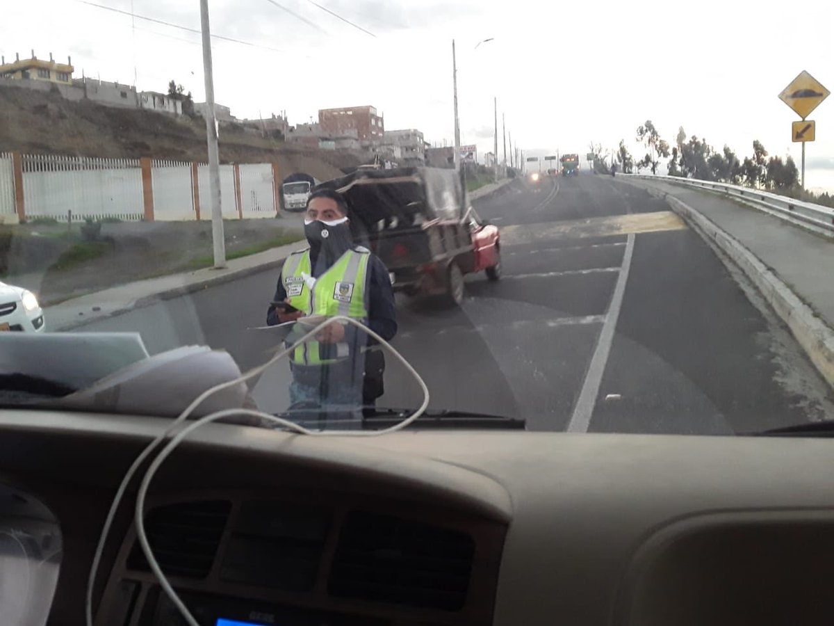 ana_hidaana's tweet image. #MariaPaulaRomo agente de transito Wagner Paguay de ambato retiene abusivamente carro de empresa constructora a pesar de contar con salvoconducto y acuerdo ministerial plan piloto