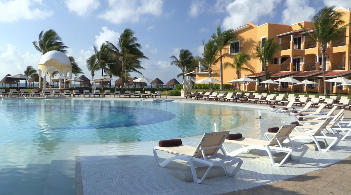 UnlimitedVC's tweet photo. #BeInspired #YourNextUVCtravel
A view of the beautiful hacienda-style architecture and the pool of the heavenly #SecretsCapri. #PlayaDelCarmen https://t.co/eqo7F92v8g
