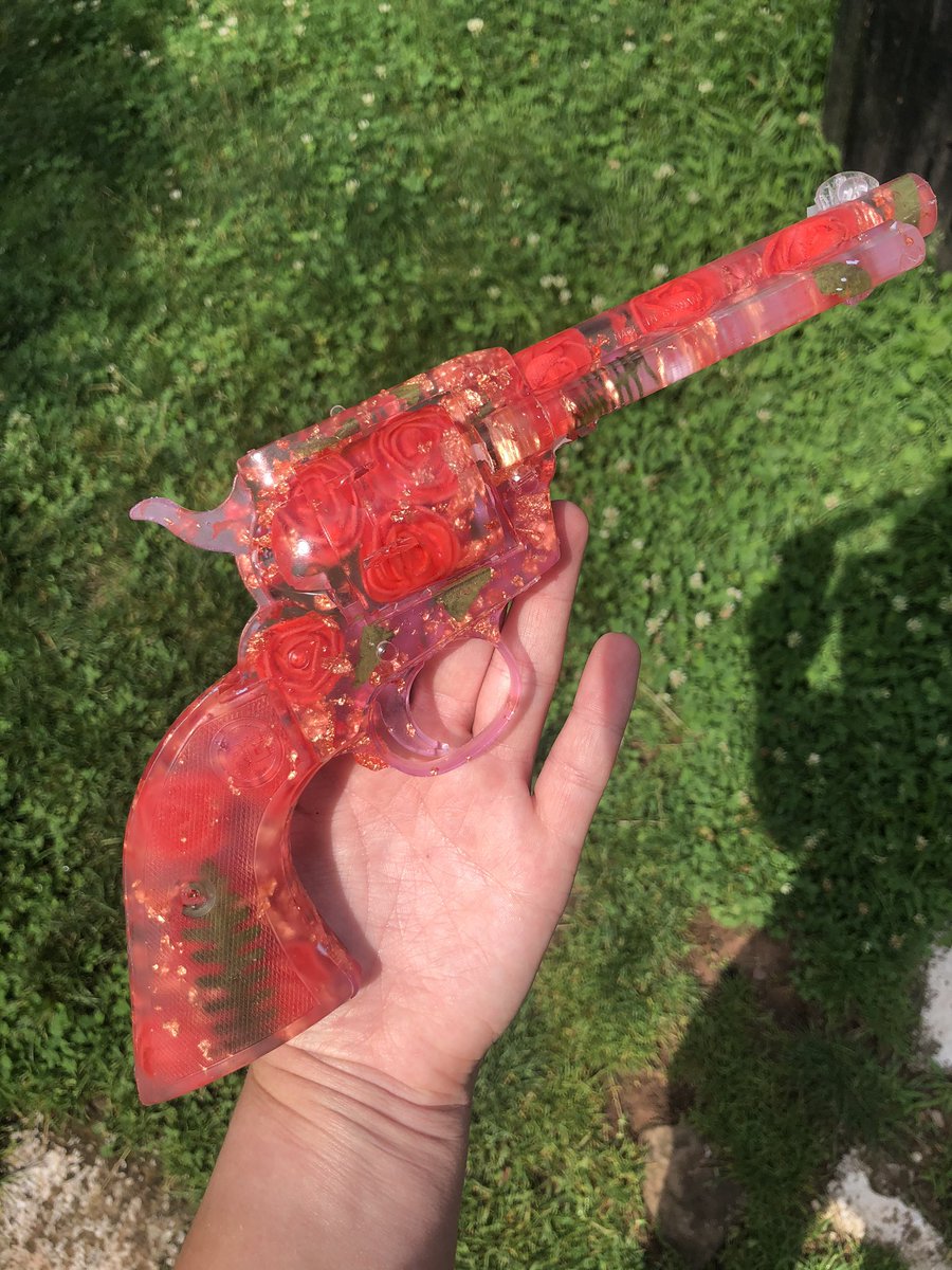 HanCraftedArts's tweet photo. It’s been awhile twitter. Few resin guns I’ve made!🌀🌹💞
#resin #resinart #resingun #art #resincraft https://t.co/PaIR4I9xj7