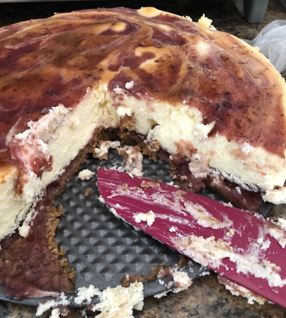navaja1cortes's tweet photo. This strawberry cheesecake was EVERYTHING! Recipe via: @WillCook4Smiles https://t.co/sgQ1DY8PYE