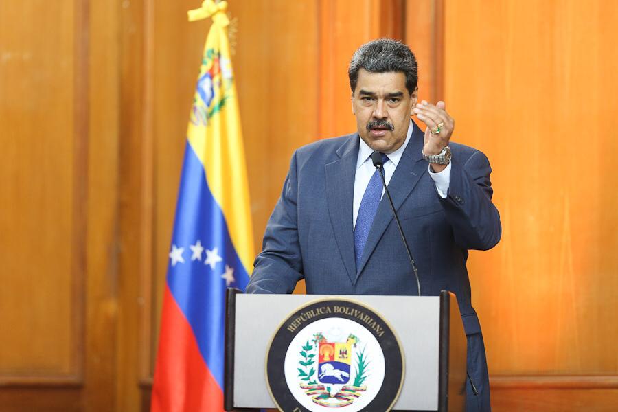 NicolasMaduro's tweet photo. Ante las acciones intervencionistas, racistas y supremacistas de la Unión Europea que agreden con sanciones a venezolanos, decidí darle 72 horas a su embajadora para que abandone el país. A Venezuela deben respetarla en su integridad como nación. ¡Basta de Colonialismo! https://t.co/JdFd4ZoIdE