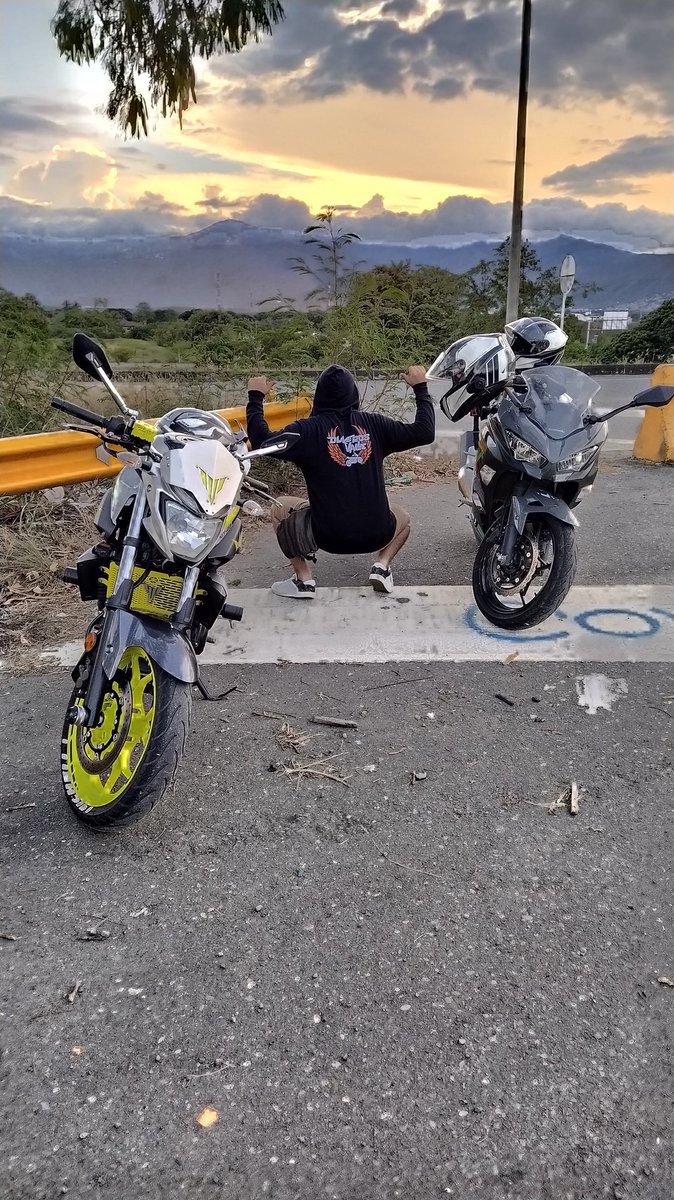 davidjara17's tweet photo. #motorcycles #BikerLive #DukerosValle #paisaje https://t.co/Bwf6AH2F3W