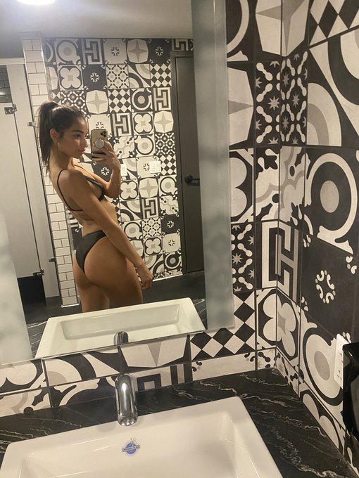 2 pic. I take a lot of mirror pics 😝 https://t.co/q6qFIxLPXf