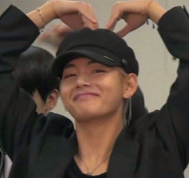 FLUFFYT4E's tweet photo. um hello, i think tae is the bestest prettiest cutest boy <3 don’t you agree 💗💗 https://t.co/2tMwdONAai