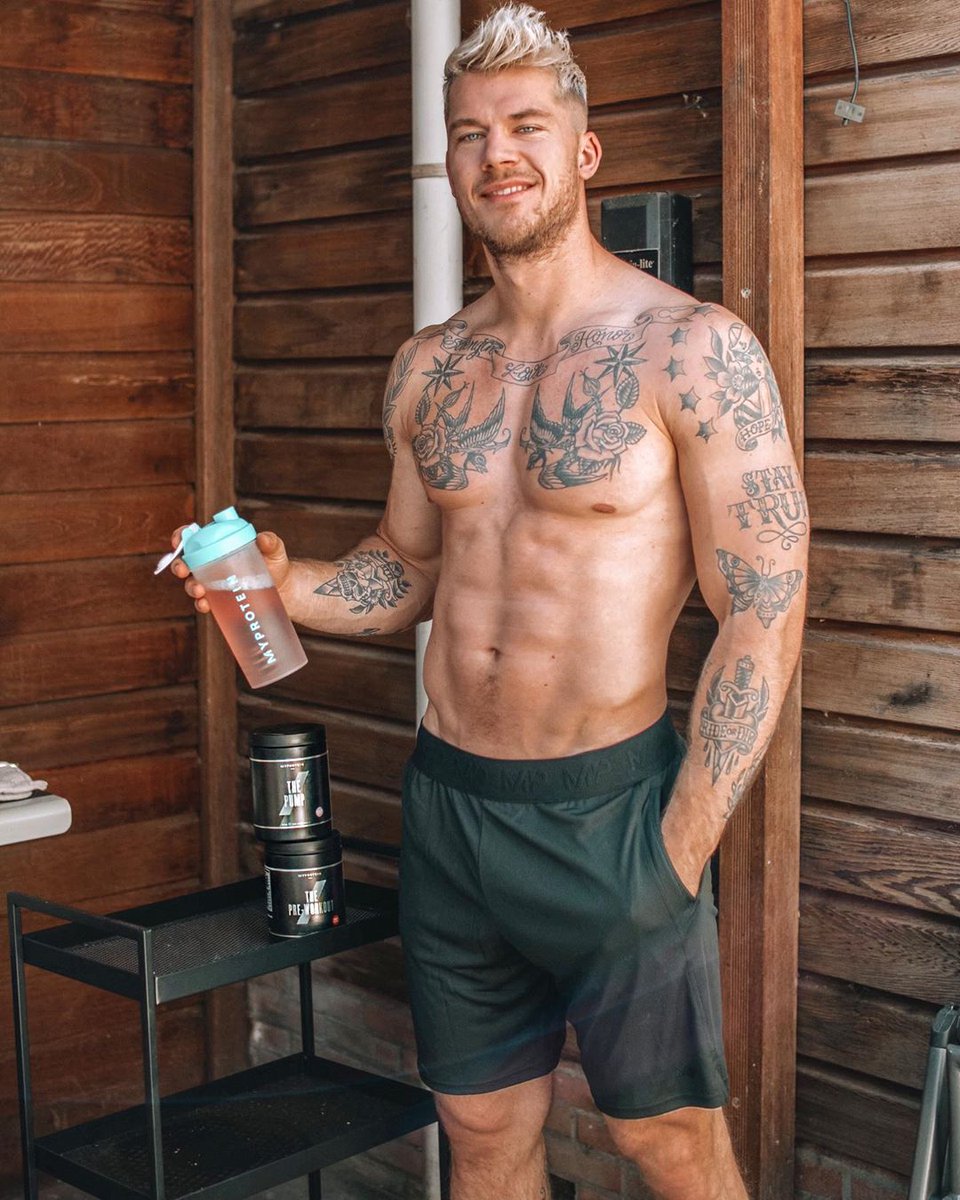 𝕂𝕖𝕧𝕚𝕟 𝔻𝕦𝕔𝕜𝕖𝕣
28 años.
Deportista y modelo.
Bisexual versátil.
Caliente.
Todo tipo de tramas (+18). 

RT y Fav=Dm
#SexRol #GayRol