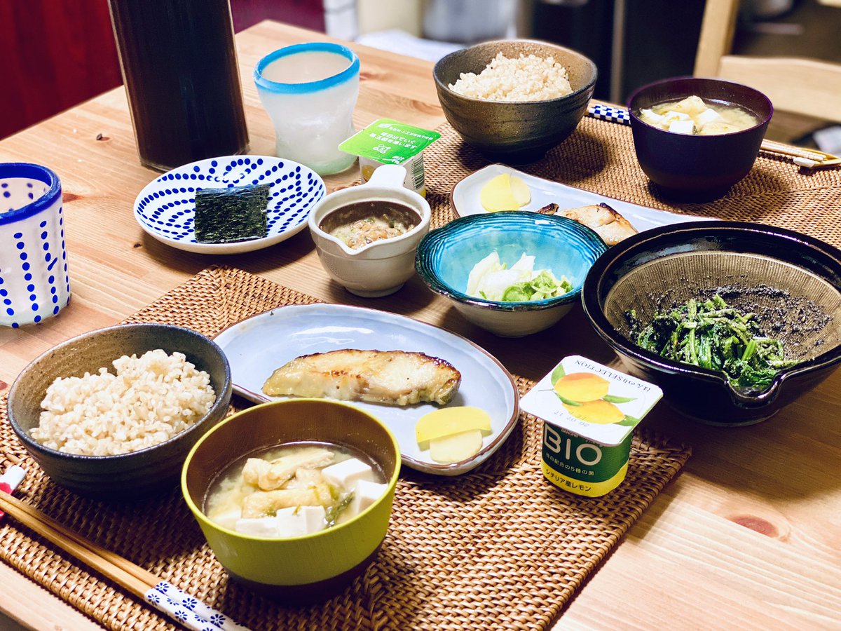 Yja アコーディオン弾き V Twitter ゆじゃ亭 朝ごはんの記録 夏の朝は次の疲れが残ってる事多くて 最近は夜22時に寝てる よく寝れます 笑 銀だらの西京漬 ほうれん草の胡麻和え 梅しそ納豆 漬物 豆腐と揚げの味噌汁 玄米 麦茶 朝ごはん 朝ごはんの記録