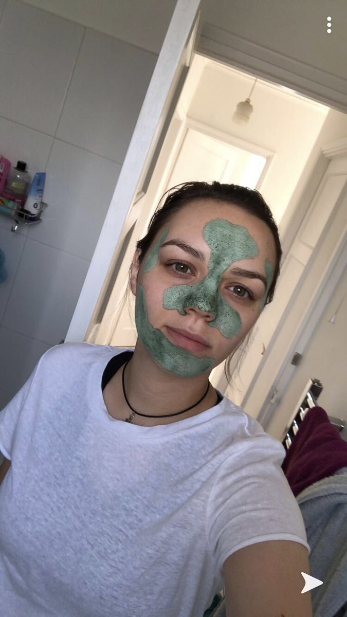 livsquires1998's tweet photo. @_kimmandy My word 😂 Proud of my eyebrow growth. More acne now than when I was a teen though. Wtf https://t.co/wTE5Ag4Us2