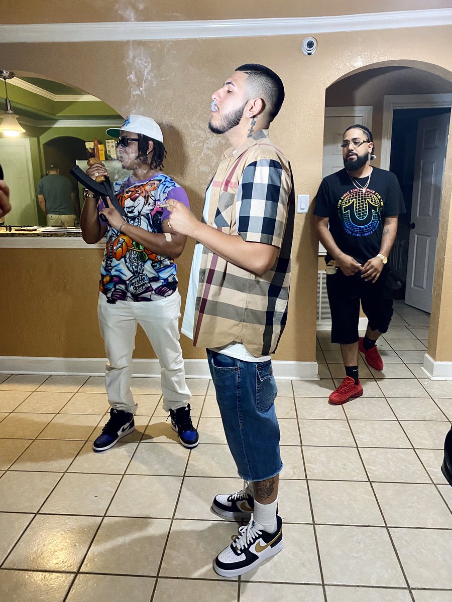 rosemobtx's tweet photo. Mobbin for infinity don’t give a fuck bout no enemy! 🖕🏽🇲🇽
@Shroomaye @Amo_S0SA @13_hini https://t.co/1E3Vf8a8Hv