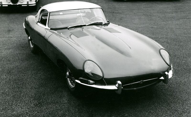 CARandDRIVER's tweet image. From the Archive: 1961 @Jaguar E-type proves every bit as great as it looks: crdrv.co/U95TkJM