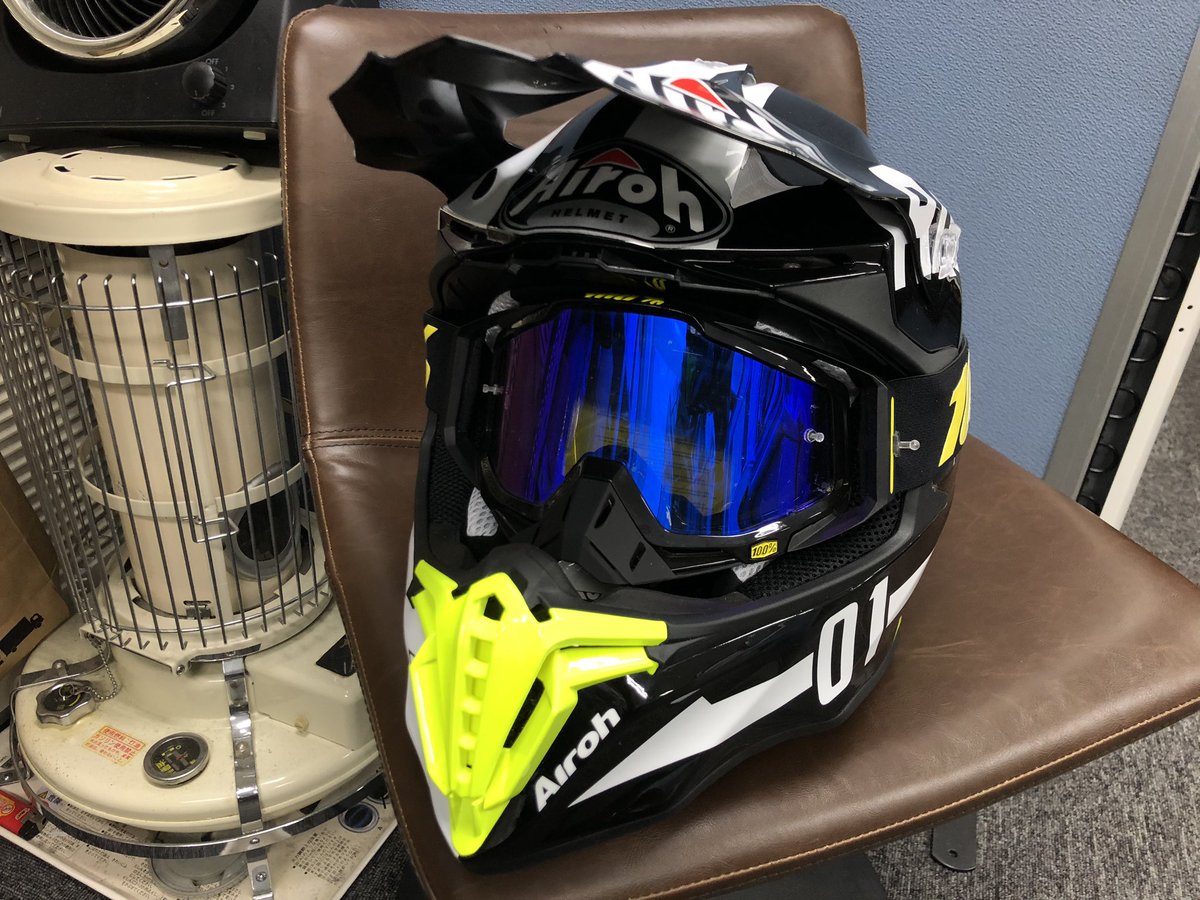 husq70YA01's tweet photo. Troy Leeが古くなってきたし
new単車の色とも合わなかった

はじめのairoh 

めっちゃ軽い

#TroyLee 
#airoh 
#ハスクバーナ 
#モタード https://t.co/v7L13msrG2