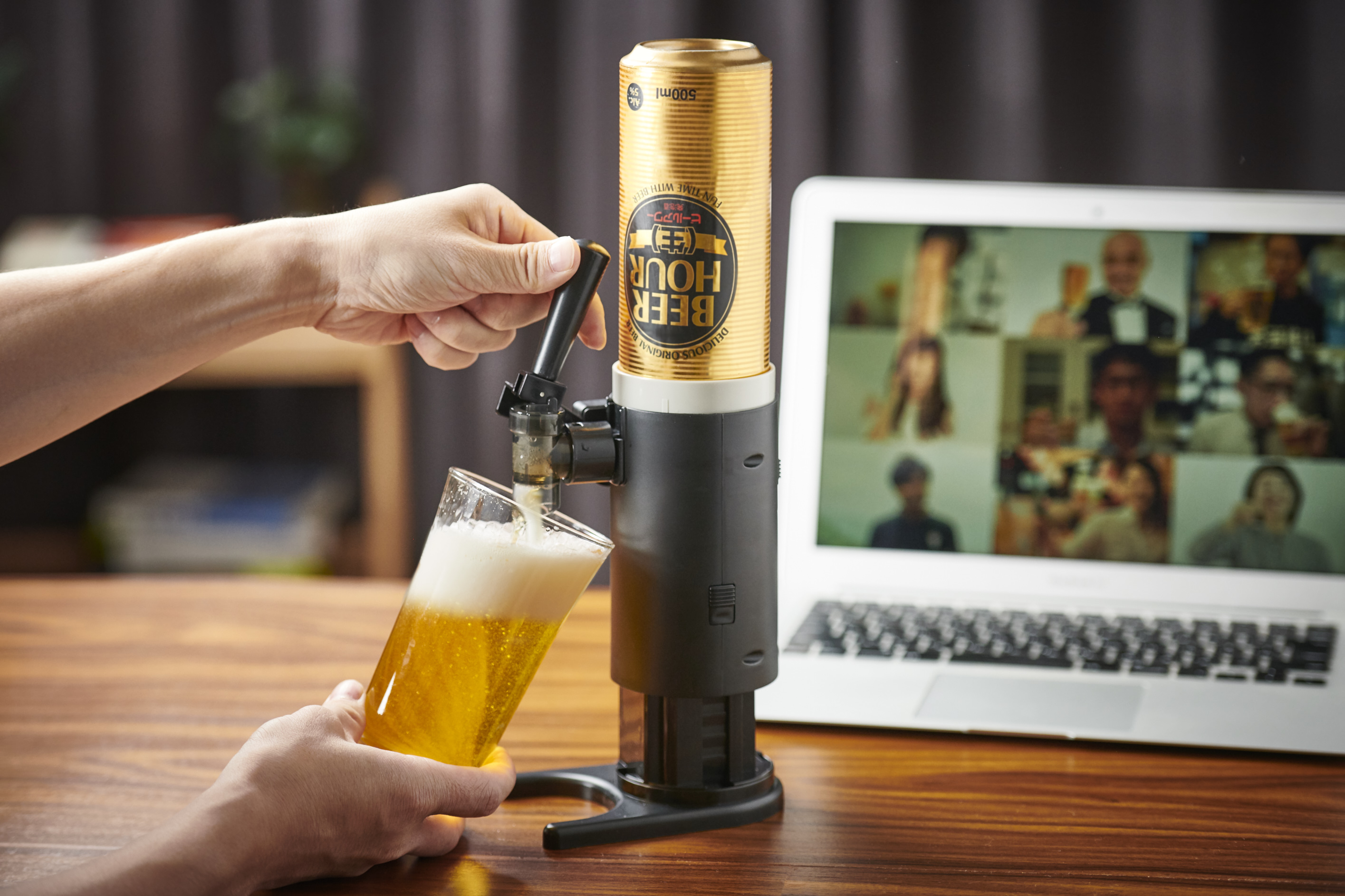 タカラトミーアーツ公式 家飲みをバーのように演出したい方には テーブルビールアワー がお勧めです 缶ビール を逆さにセットし レバーを手前に引くとそのままビール レバーを奥に倒すとクリーミーな泡が出てきます 素敵なおうち時間をお過ごしください