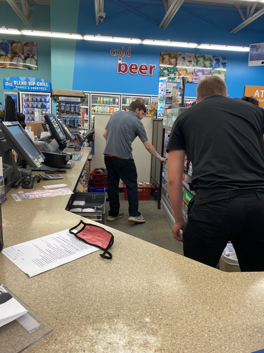 ⁦<a href="/HyVee/">Hy-Vee</a>⁩ See anything wrong in this picture?  How can you not get your start to follow procedures?