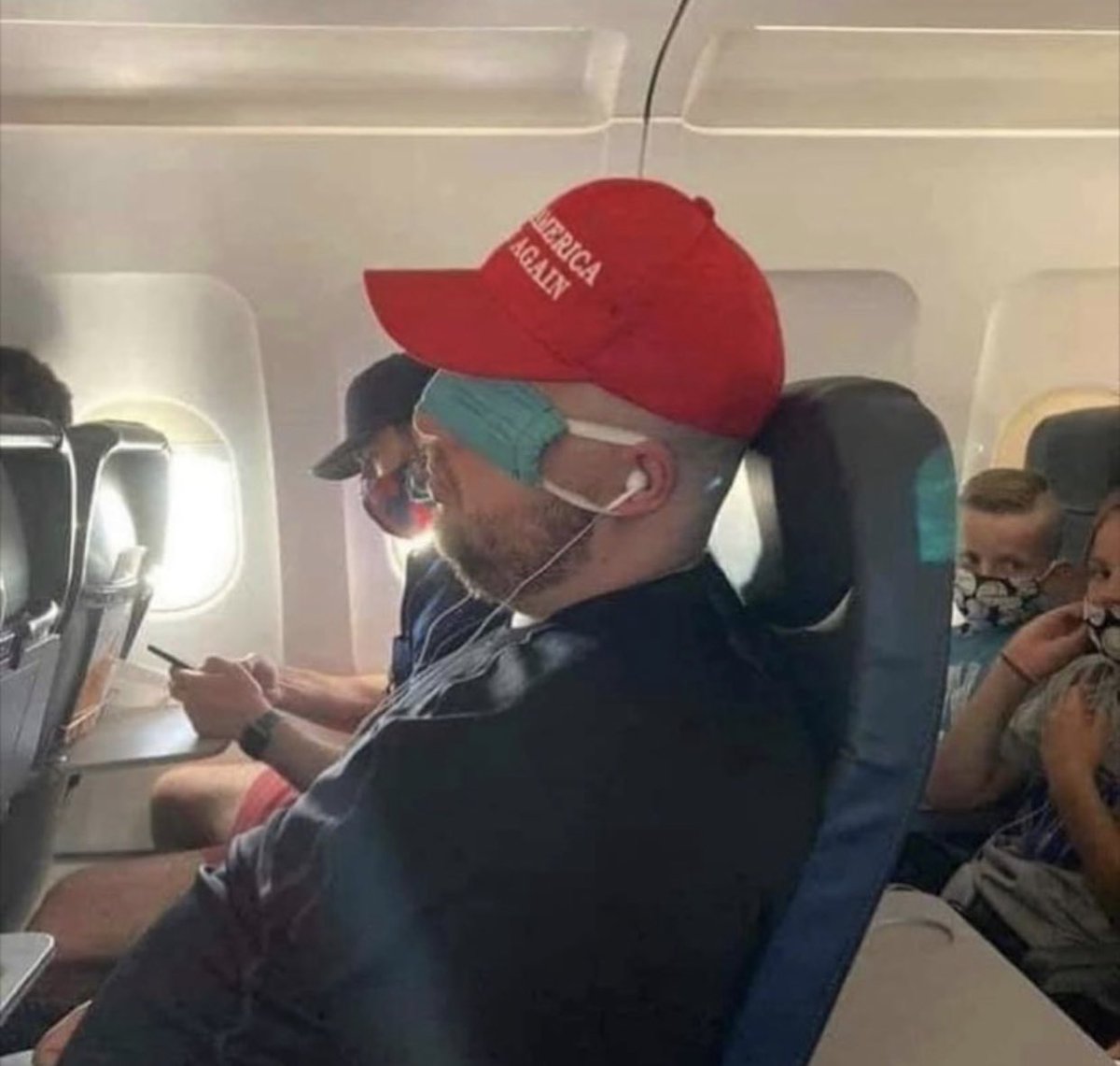 HoganMcLaughlin's tweet photo. This idiot is why I’m glad I decided not to fly to New Orleans for fittings this week 😑 https://t.co/YATkDgGQTz