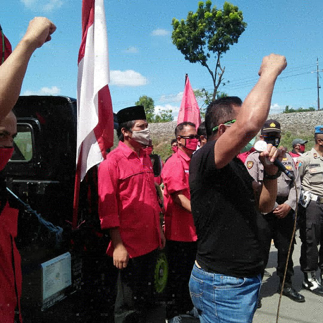 PDIP_KAB_BLITAR's tweet photo. Di pimpin oleh ketua DPC PDI P Kab Blitar PDIP cabang kab Blitar memberi suport kepada POLRI untuk memproses pembakar bendera partai PDI P.
Susah payah kami membangun partai,kami tidak rela marwah partai di permalukan oleh orang yg tidak bertanggung jawab.
MERDEKA...!!!,. https://t.co/rPLqAfeRN6