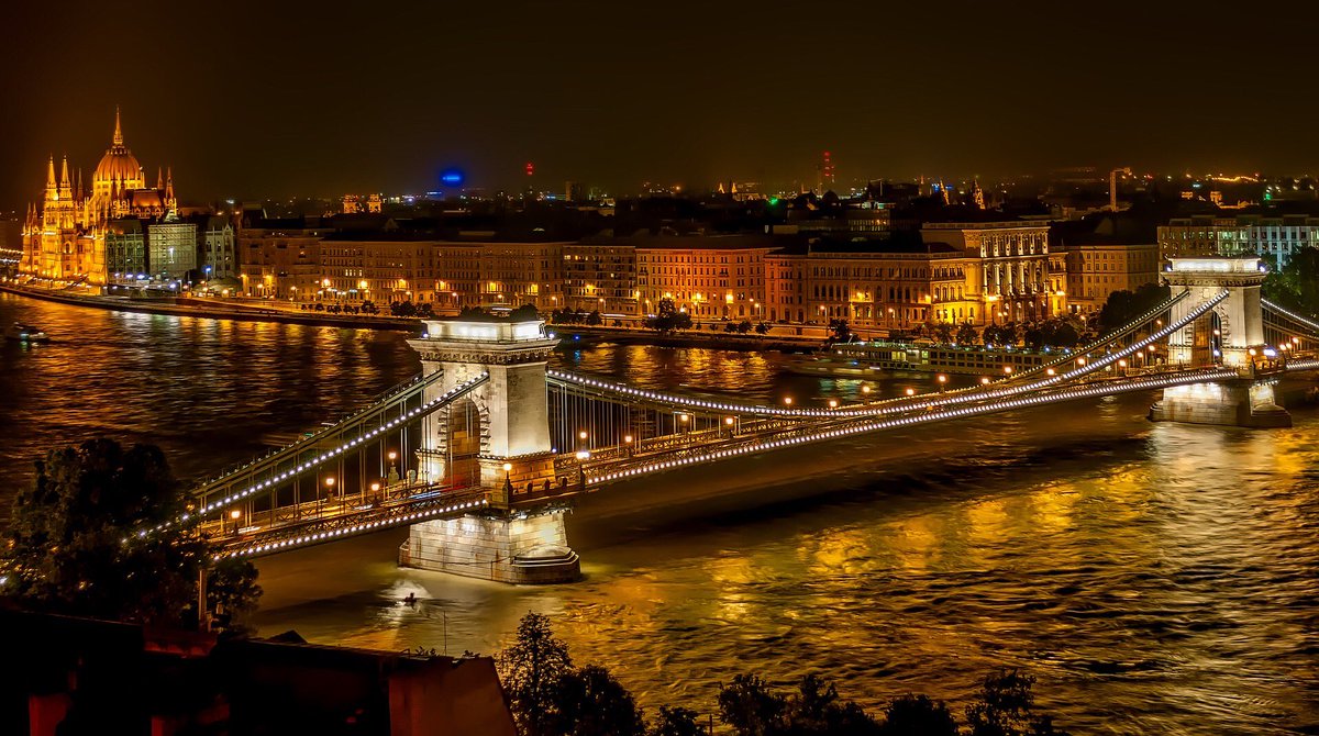 planborealis's tweet photo. #Budapest, en #Hungría, ha sido nombrada como “París del Este, debido a su belleza arquitectónica y su marco escénico. 

Es otro de los destinos del #viaje #vampiro que puedes conoce en nuestro canal de #YouTube https://t.co/NuRXFirPr8 https://t.co/cyXBgmGu8v