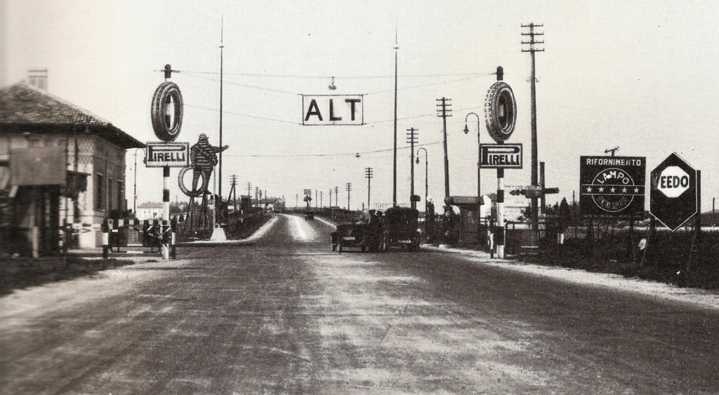 4/ As the headquarter of Lancia and Alfa Romeo, Milan installed the first manually operated traffic light in piazza Duomo in the 1920s. The first limited access, single carriageway highway linking Milan with the lakes was opened in 1924-26 as the first "autostrada" in Italy