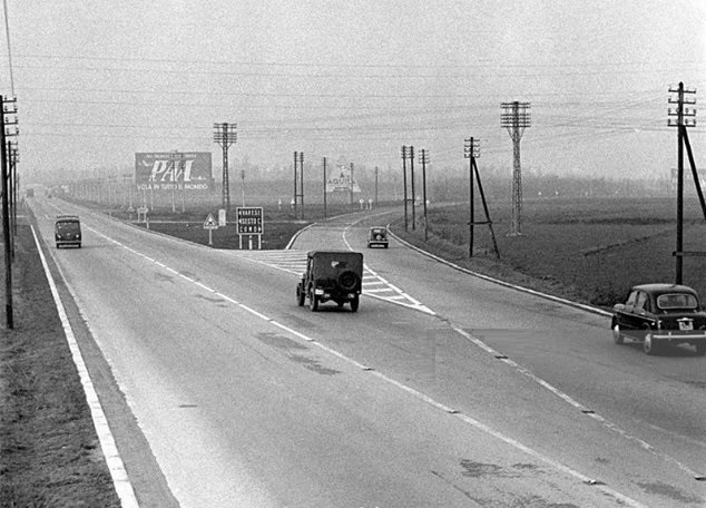 4/ As the headquarter of Lancia and Alfa Romeo, Milan installed the first manually operated traffic light in piazza Duomo in the 1920s. The first limited access, single carriageway highway linking Milan with the lakes was opened in 1924-26 as the first "autostrada" in Italy
