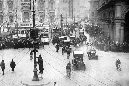 4/ As the headquarter of Lancia and Alfa Romeo, Milan installed the first manually operated traffic light in piazza Duomo in the 1920s. The first limited access, single carriageway highway linking Milan with the lakes was opened in 1924-26 as the first "autostrada" in Italy