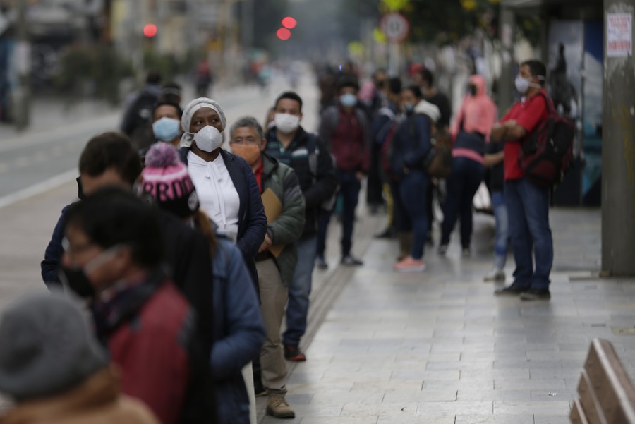 WRadioColombia's tweet photo. Frente al aumento de casos de COVID-19 en Colombia, ¿cree que el país debería regresar al confinamiento? Cuéntenos su opinión con el HT #VolverACuarentena https://t.co/dwX2jiyiU4