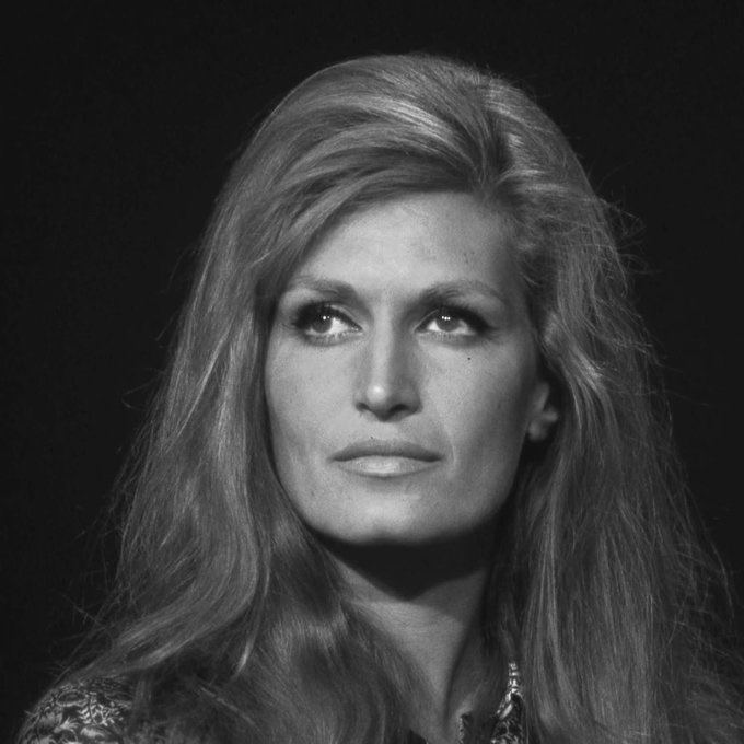 داليدا :

رحلت الفنانة داليدا فى باريس عام 1986 على إثر جرعة مهدئات زائدة، بعد حياة كان جزء منها به قدر من المرارة غير قليل، حيث انتحر رجلان ممن ارتبطوا بها، وكتبت تقول: 

"الحياة لا تحتمل، سامحونى"