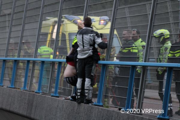 #VRPress | Rijswijk | 29-06-2020 | Op maandagavond zijn de hulpdiensten massaal opgeroepen naar de A4 bij Rijswijk voor een verward persoon die bovenop de brug bij het Pieter Postmapad staat boven de A4.Een ondehandelaar van de politie is ter plaatse.....