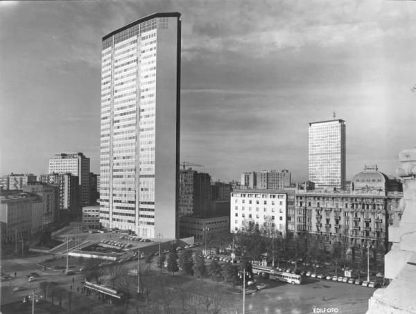 13/ In the following years, many buildings were built following the alignment of the soon-to-be-built freeways. The CBD started slowly to grow but only around the Stazione Centrale, with new high-rise like the iconic “grattacielo Pirelli”, a masterpiece of modernism by Gio Ponti