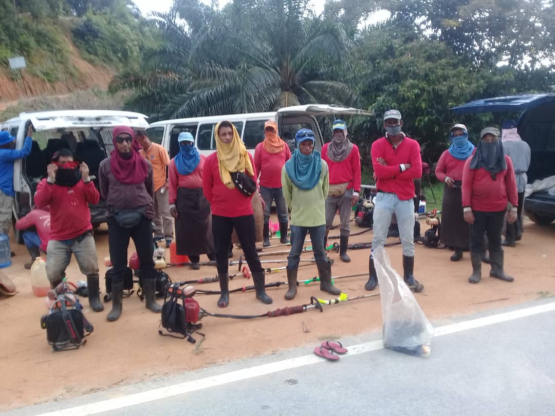 Kerja-kerja penyelenggaraan dan pemotongan rumput di Jalan N120 (Ulu Sungai Dua Besar - Sungai Dua Kecil), Daerah Kuala Pilah. - Sepanjang masa perlu patuh SOP yang ditetapkan. @MOWorks <a href="/JKRMalaysia/">JKR Malaysia</a> <a href="/JKRNS/">JKR Negeri Sembilan</a> <a href="/MDKP1/">M.D Kuala Pilah</a>