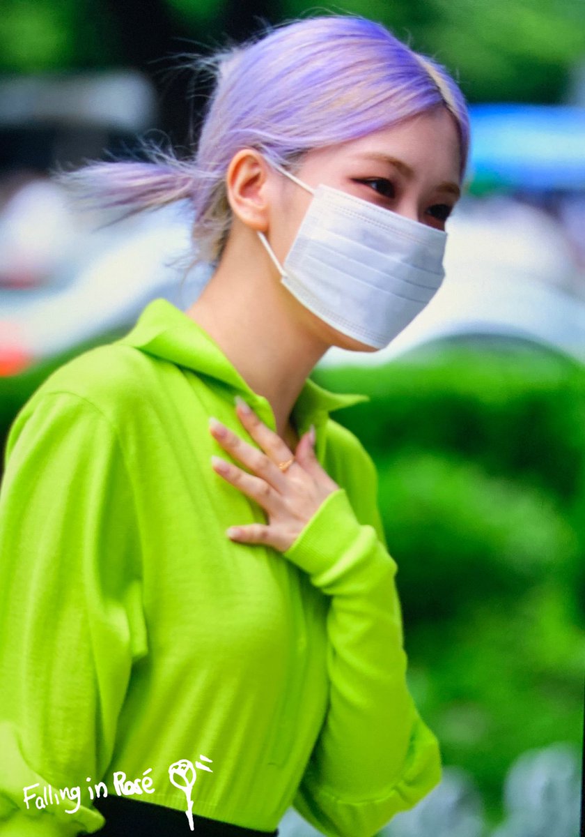 Falling_inrose's tweet photo. 200630 블루룸 출근

#블랙핑크  #로제  #BLACKPINK  #ROSÉ https://t.co/AI2HDRK4Qu