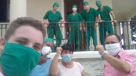 Luego de una semana en el Hospital,las motivaciones crecen para seguir ganando la batalla a la #covid19.La dirección del centro y la representación del Gobierno de la Ciudad recorren las salas para agradecer y saludar a los valientes voluntarios!
#CubaSalva #VamosXMás
<a href="/DiazCanelB/">Miguel Díaz-Canel Bermúdez</a>