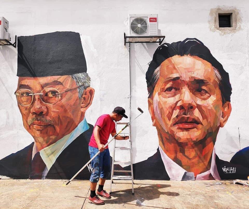 fatah_aman's tweet photo. Pelukis mural dari Terengganu, Suhaimi Ali abadikan karya seninya sebagai tanda terima kasih kepada individu penting ketika wabak COVID19 melanda. 

Lokasi mural: Taman Cahaya Seksyen U12, Shah Alam. https://t.co/DGdtHmrKGf
