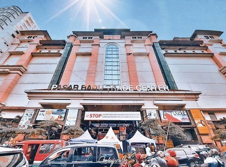 infobdg's tweet photo. Tiap masuk kesini, berasa ada di film Maze Runner. Bisa masuk pas keluar bingung jalanna kamana 😂

Foto : Instagram chokyjazully
Lokasi : Pasar Baru Bandung

#inimahBDG https://t.co/bPg3MMPXJv