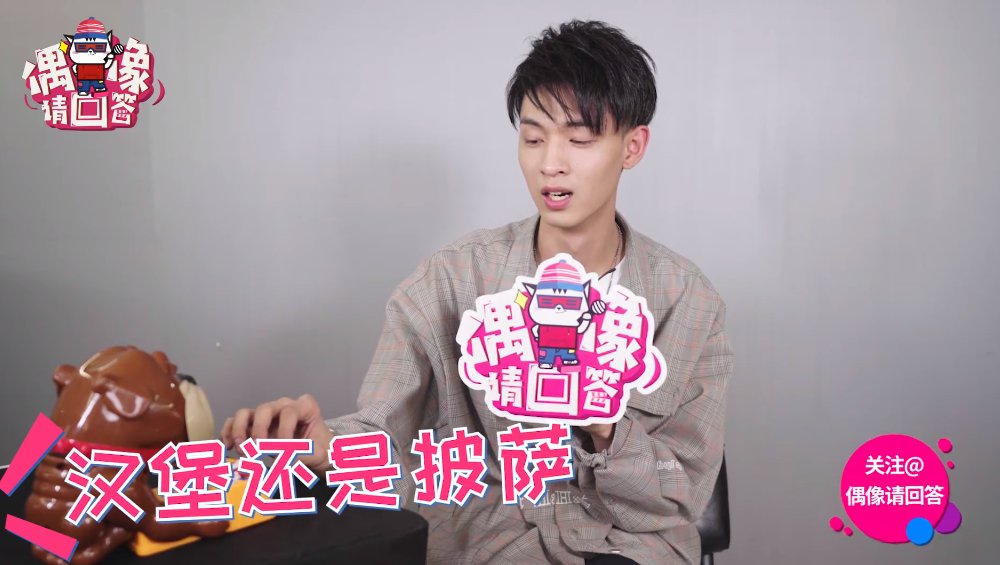 Beautyup11's tweet photo. 相聲界美男子“秦霄賢”開口就是梗 自稱可以為偶像“高圓圓”演3個小時節目不帶停的那種
♥Talk To Idol​​​​​​​​

采访链接： https://t.co/0MSkr3yo4c

秦霄贤下了相声舞台的日常模样竟然是这样的。
差点在采访里没人出来😂
还是说我太久没看他相声了~

#秦霄贤 #德云社 #相声 #我要这样生活 https://t.co/aS0geTp7pO