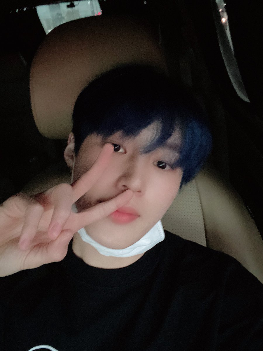 8시!!! 해양소년단 구름이가 나옵니다 많이많이 놀러와야돼여 하늘여러분❤️
#염색했어 #파랑파랑