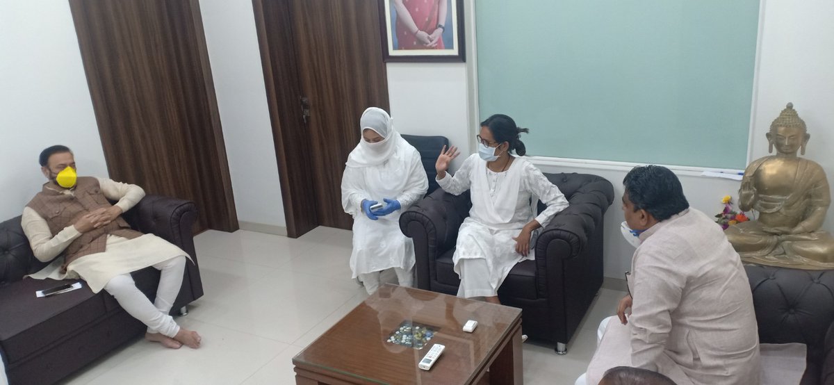 abuasimazmi's tweet photo. Met Hon'ble Minister @VarshaEGaikwad with issues related to small pvt. schools along with Rais Shaikh and councilors. Govt's order for exempting fees has affected the small pvt. school's staff salary, online class, electricity, etc. Govt. has assured assistance to such schools. https://t.co/C4JYxZlno8