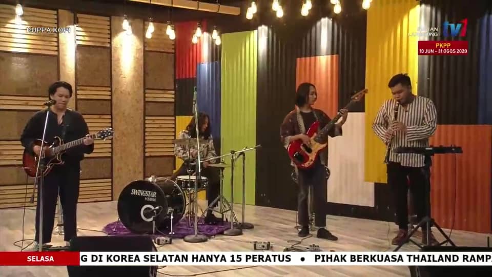 MuzikpediaM's tweet photo. Guys! Jommm santai ngan kitorang sambil layan @RawiSang kat TV1 petang2 ni 🥰
#MuzikiniMalaysia #SangRawi #Live #sapotlokal #supportyourlocalmusic https://t.co/T8w6mMhHQd