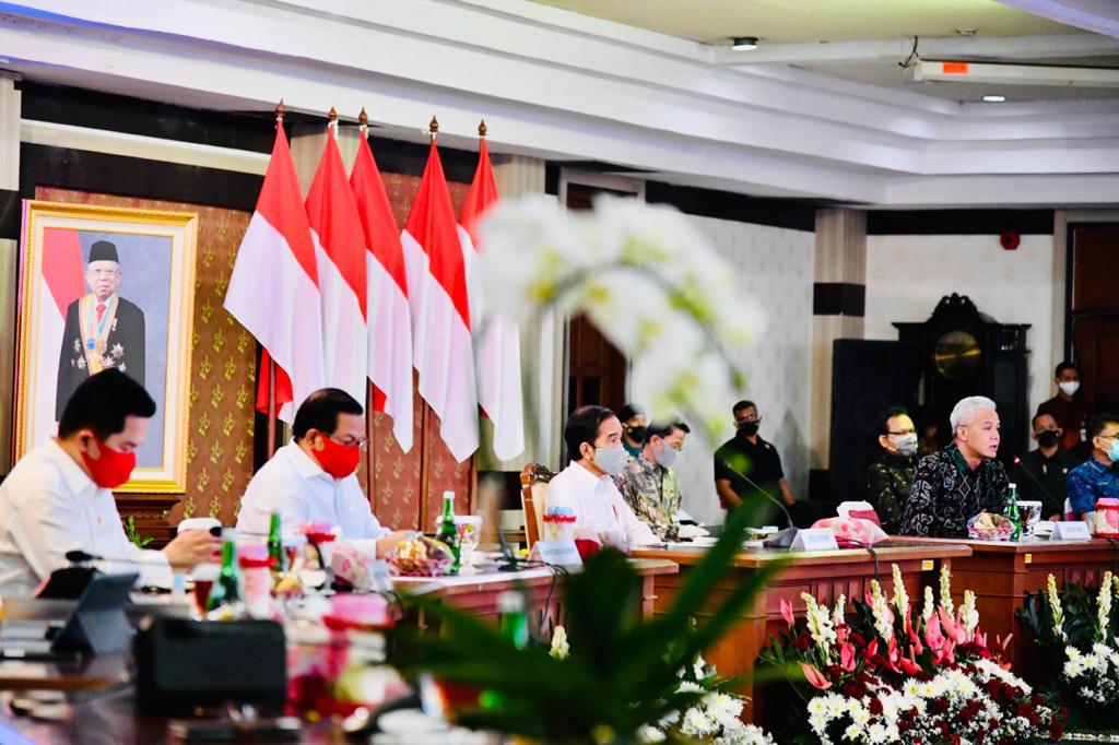 Dalam menangani pandemi Covid-19 ini, strategi intervensi yang berbasis lokal seperti karantina atau mengisolasi RT, RW, kampung atau desa, lebih efektif daripada karantina kota/kab.  

Dengan strategi ini, kita berharap terjadi penurunan angka penyebaran Covid-19.