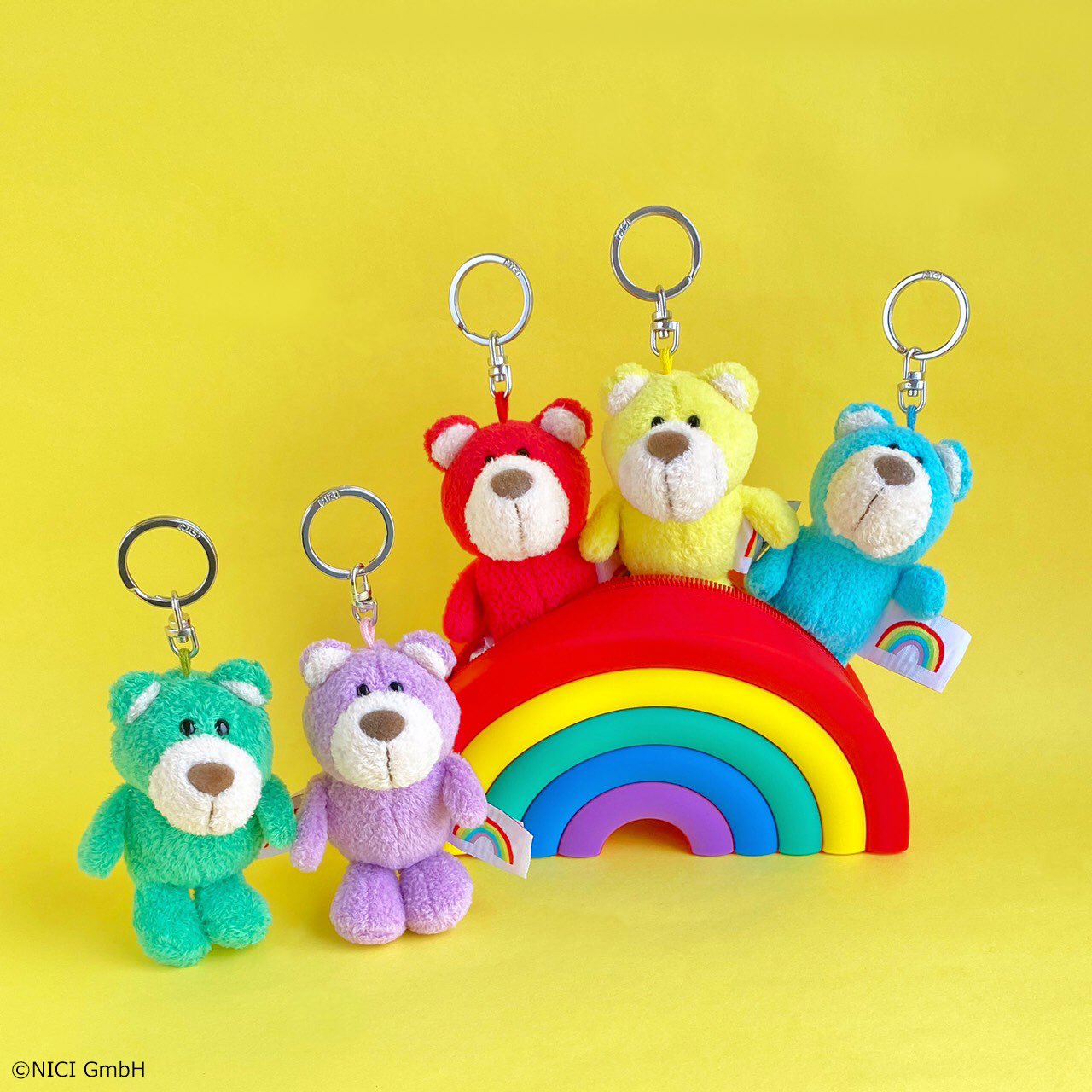 Plaza 公式 Nici のぬいぐるみキーリングにカラフルなカラーベアが仲間入り 全5色のベアにはそれぞれレインボーのタグが付いています T Co 634eov8lry レインボーダイカットポーチにはレッドが登場 T Co