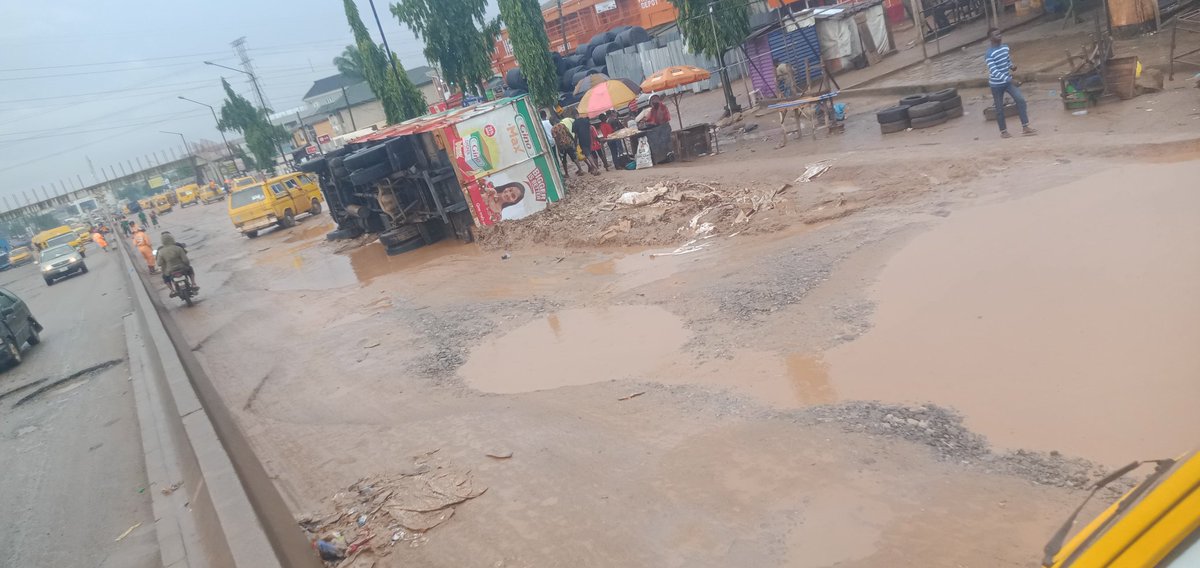 <a href="/jidesanwoolu/">Babajide Sanwo-Olu</a> <a href="/AsiwajuTinubu/">Bola Ahmed Tinubu</a> <a href="/AkinwunmiAmbode/">Akinwunmi Ambode</a> <a href="/APCNigeria/">APC 🇳🇬 Support</a> <a href="/mudashiru_obasa/">Mudashiru A. Obasa</a> <a href="/FERMARISK/">FERMA</a> 
Sincerely, our government need to consider this as a major concern. I know I'm talking rubbish in your ears but then, how will it fee supposing your on transit on this road and this vehicle