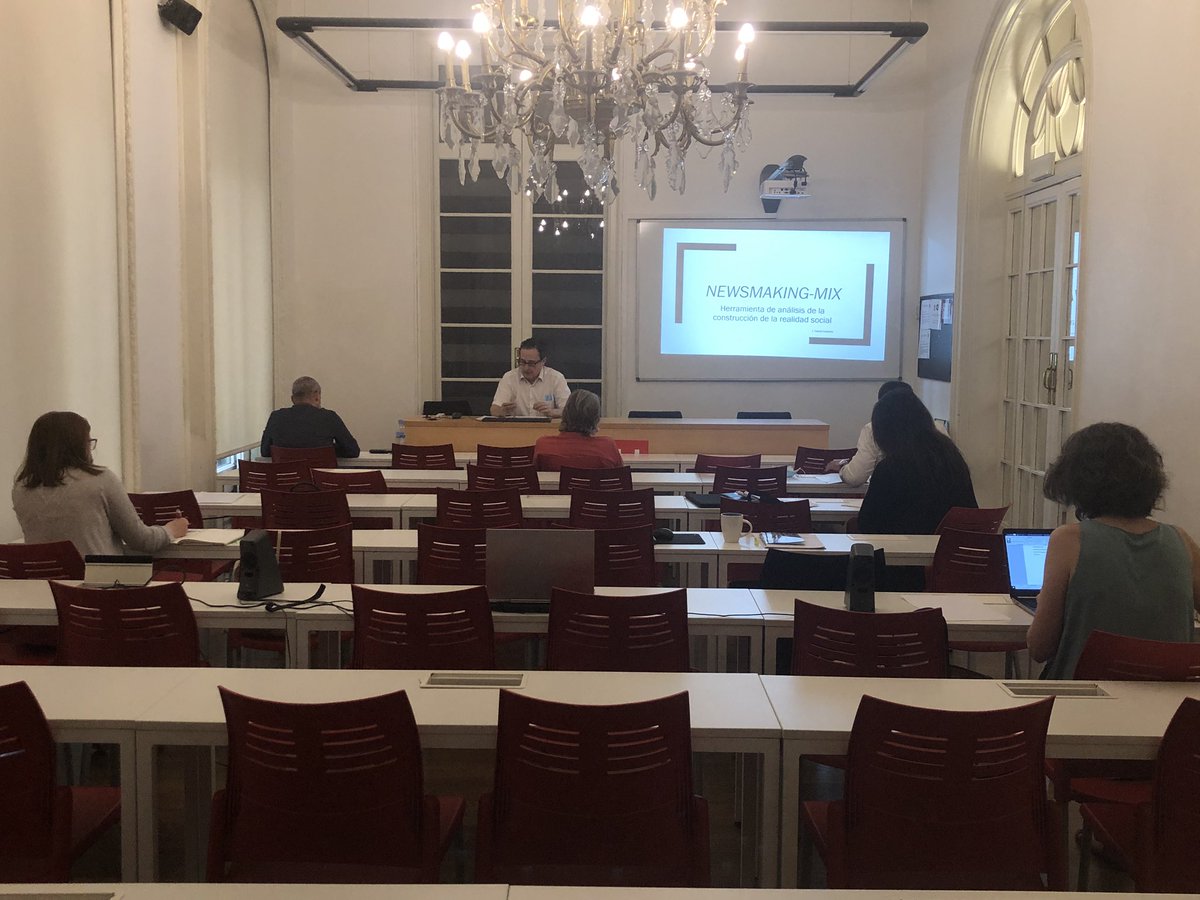 El Dr Joaquín García-Lavernia presenta la seva ponència sobre Newsmaking Mix, una herramienta para el análisis de la construcción de la realidad social #7thInternationalConference #EUFB