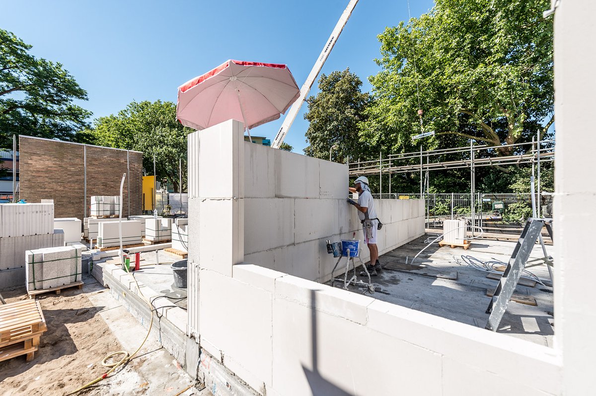 PortaalWonen's tweet photo. We gaan de lucht in aan de #Puntenburgerlaan in #Amersfoort. @Trebbe1911 bouwt voor ons 53 appartementen naar een ontwerp van @ACPBV. @Fred_Oosterhuis legt voor ons de voortgang vast. Volg het bouwproces op https://t.co/BOtbwRJsuU. https://t.co/Jzfhd5GFED